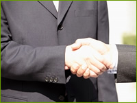 握手するサラリーマン